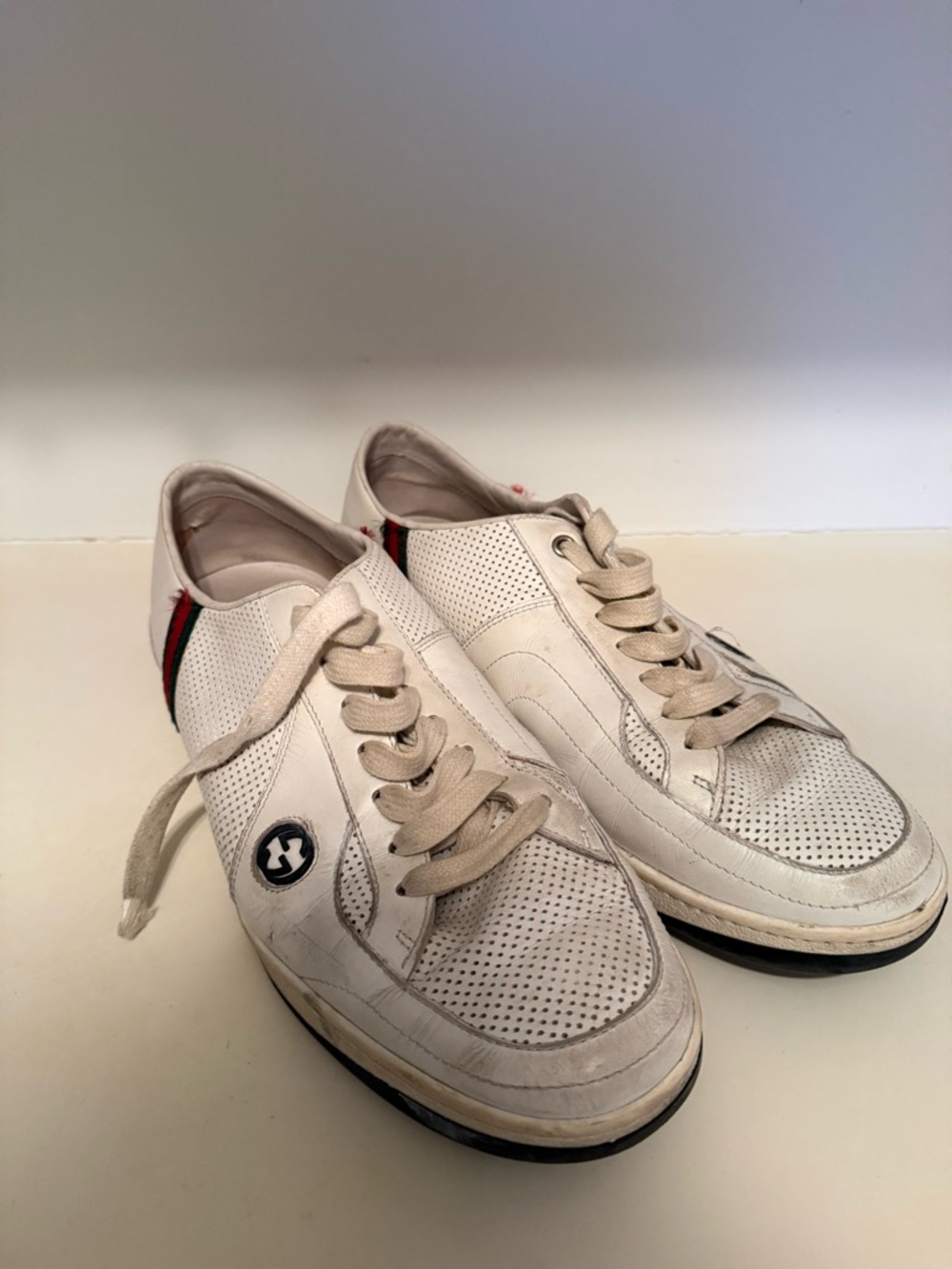 Gucci White Leather Low-Top Sneakers with Red & Green Web Detail - Picture 2 of 5